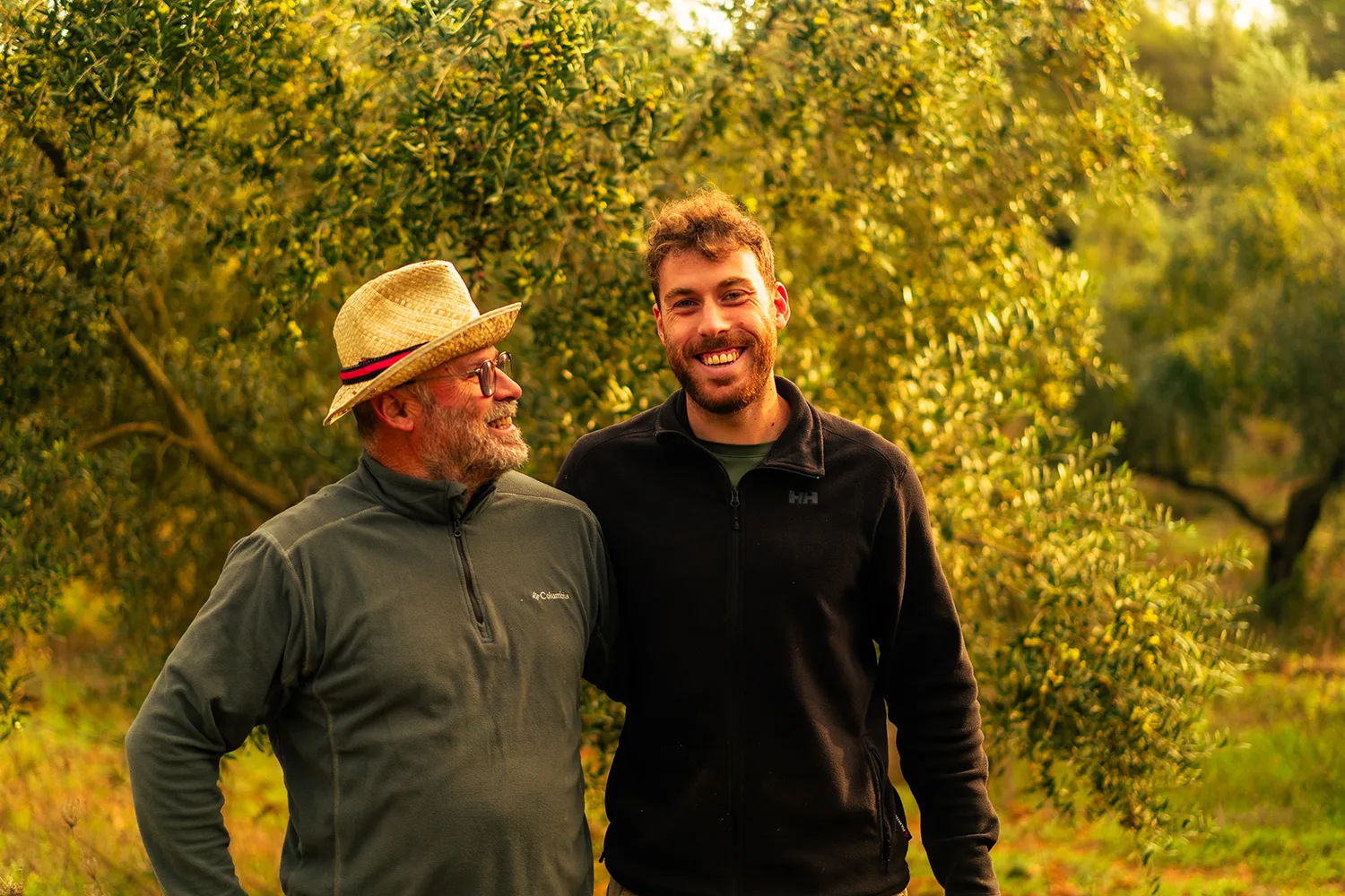 Llorenç i Toni Galmés davant les oliveres.